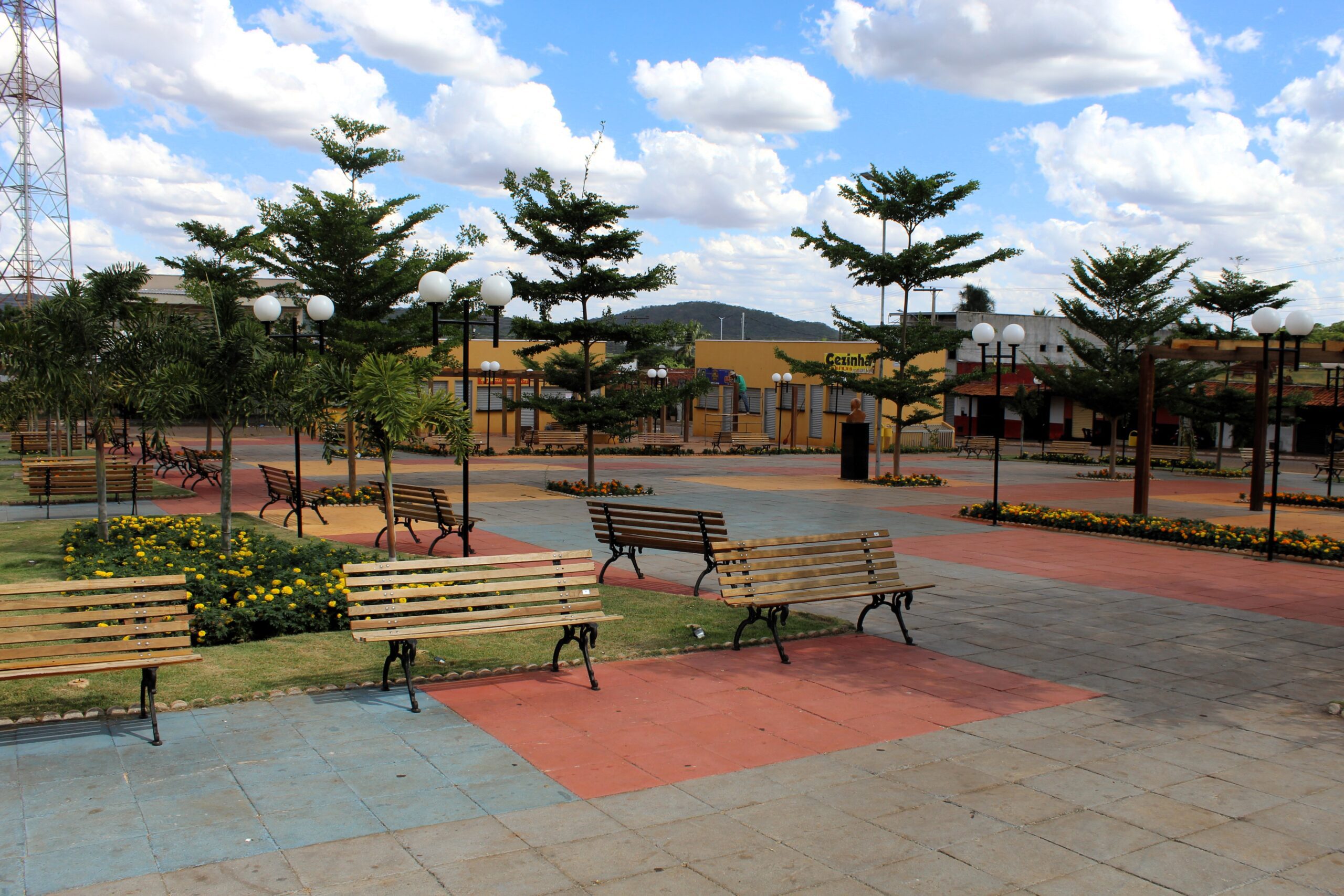 PREFEITURA DE CATURAÍ REALIZA MELHORIAS NA PRAÇA 14 DE NOVEMBRO